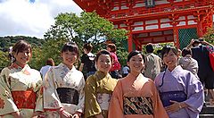 Persone in kimono davanti a un edificio tradizionale giapponese.