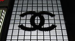 L'edificio Chanel a Ginza, di notte, quando sulla sua facciata si possono ammirare giochi di luci.