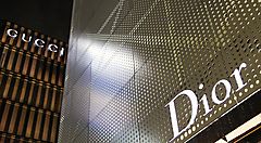 L'ingresso di Dior a Ginza e dettaglio dell'edificio.