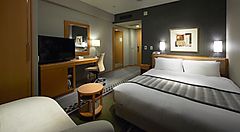 Interno di una stanza d'hotel all'occidentale, a Kyoto.