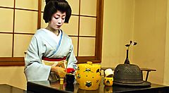 Una geisha durante la cerimonia del tè.