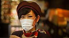 Ragazza giapponese in uniforme, con mascherina.