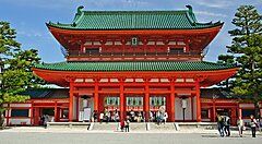 Il santuario Heian a Kyoto, di colore rosso acceso, con il tetto verde.