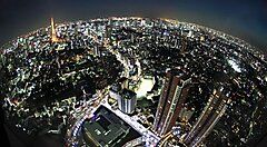 Vista notturna di Tokyo, dall'alto, in una foto fisheye fatta da Roppongi Hills.