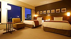 Stanza con due letti grandi all'hotel Keio Plaza di Tokyo.