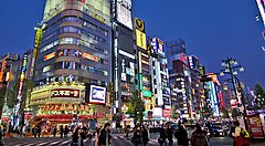La zona di Shinjuku Eset, ricca di luci a neon.
