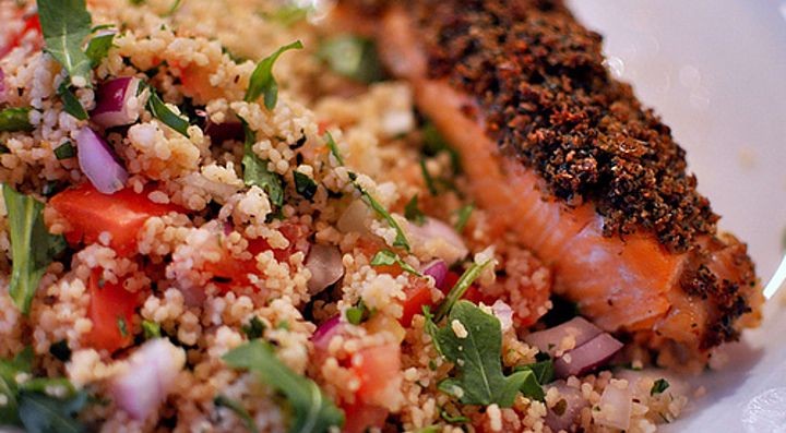 Piatto con salmone e tabbouleh.
