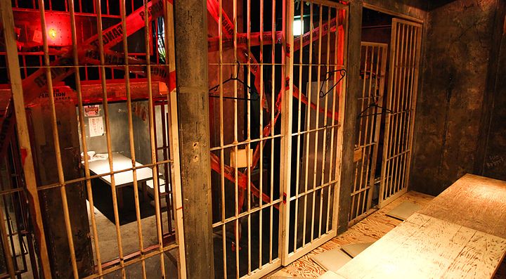 Curioso dettaglio dell'interno del ristorante Alcatraz a Shibuya, in cui sembra di essere in carcere.