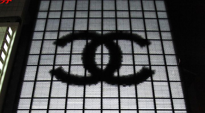 L'edificio Chanel a Ginza, di notte, quando sulla sua facciata si possono ammirare giochi di luci.