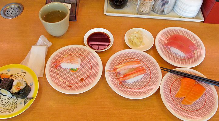Piattini di sushi, in un ristorante kaiten sushi a Tokyo.