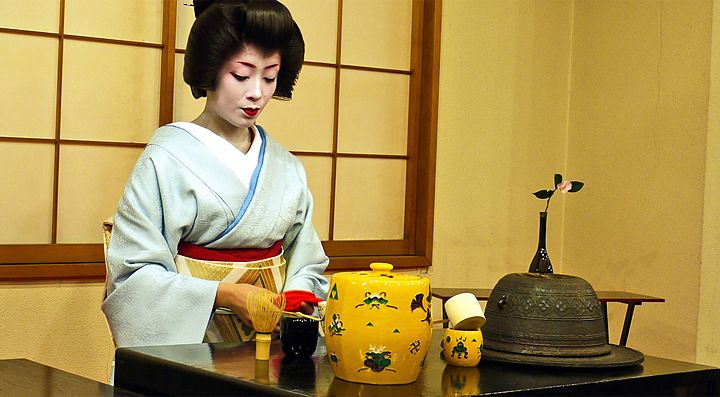 Una geisha durante la cerimonia del tè.