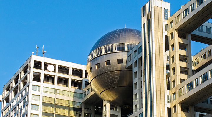 La grande sfera, icona dell'edificio Fuji TV ad Odaiba.