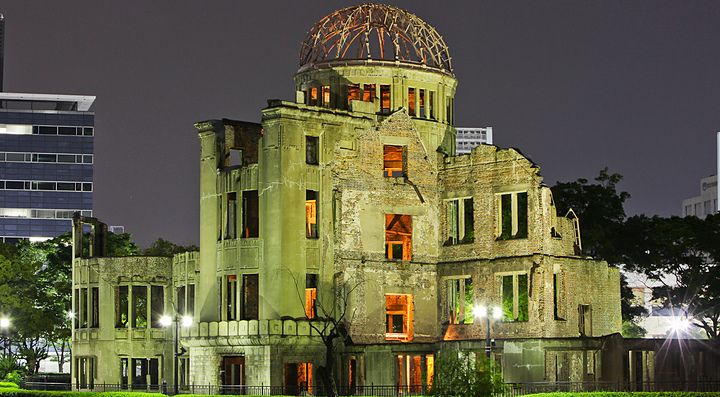 Il monumento A-Dome al Parco della Pace di Hiroshima, di notte.