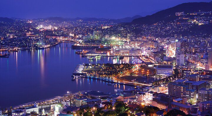 Splendida vista del porto di Nagasaki, di notte.