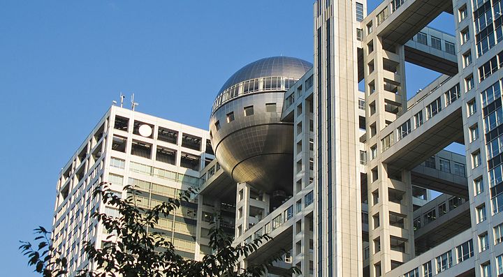 Esterno dell'edificio Fuji TV ad Odaiba, con la caratteristica sfera in cui è possibile entrare per ammirare il panorama.