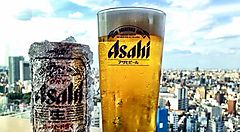Birra all'Asahi Sky Room, vicino alla finestra, e la vista di Asakusa.