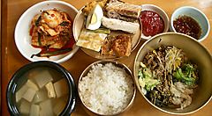 Pranzo tradizionale all'izakaya Owaike a Tokyo.