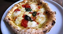 Pizza margherita alla pizzeria Seirinkan di Naka-Meguro.
