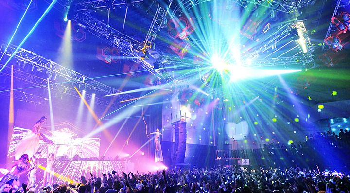 Giochi di luci durante una serata al club Ageha a Tokyko.