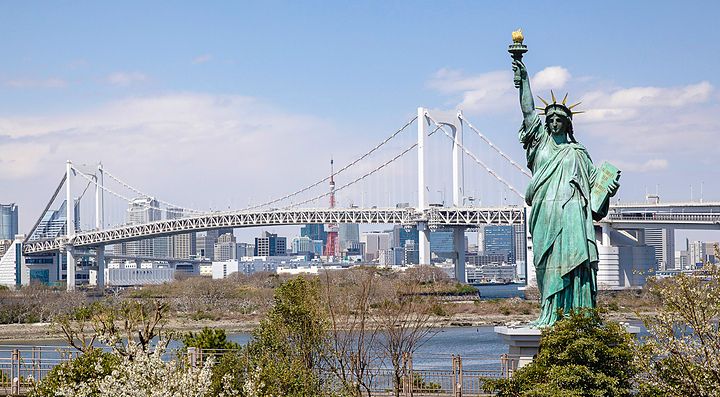 La statua della libertà di Odaiba e sullo sfondo il Rainbow Bridge.