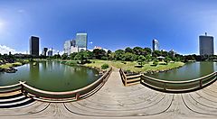 Il Giardino Kyu Shiba Rikyu in una giornata estiva.