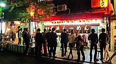 Clienti in coda per mangiare ramen da Nagahama Ramen Miyoshi a Kyoto.