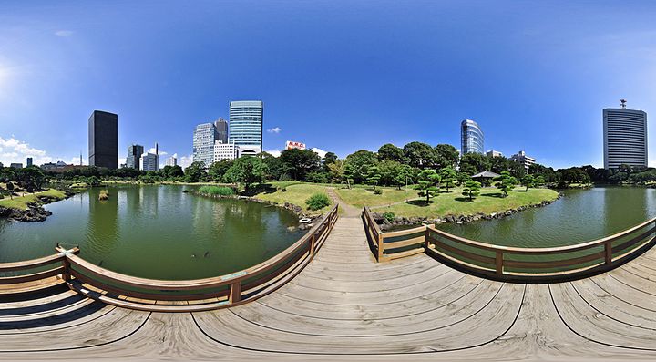 Il Giardino Kyu Shiba Rikyu in una giornata estiva.