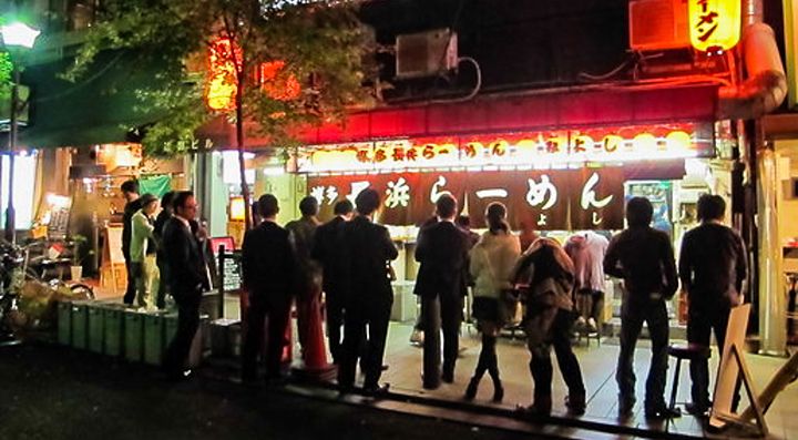 Clienti in coda per mangiare ramen da Nagahama Ramen Miyoshi a Kyoto.