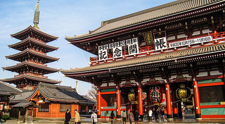La pagoda del tempio Senso-ji di Asakusa e il portale Hozomon.