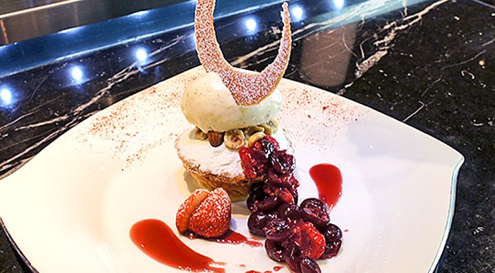 Un dolce alla pasticceria Toshi Yoroizuka.