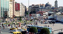 Piazza Taksim vista da Istiklal Caddesi.