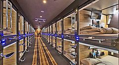 Stanze capsule all'Anshin Oyado Hotel di Tokyo.