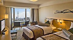 Stanza all'Asakusa view Hotel, con vista sulla Tokyo Sky Tree.