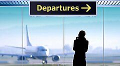 Silhouette di un passegero in attesa per imbarcarsi su un volo.