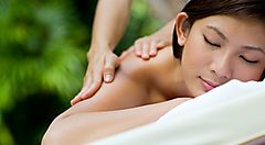 Ragazza riceve un massaggio in una SPA.