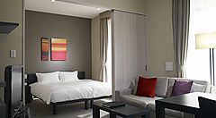 Stanza all'hotel Oakwood di Odaiba.