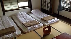 Stanza con tatami e futon al Ryoso Kawaguchi.