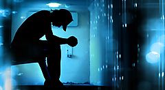 Silhouette di un ragazzo, che rappresenta la solitudine.