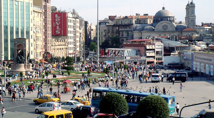 Piazza Taksim vista da Istiklal Caddesi.
