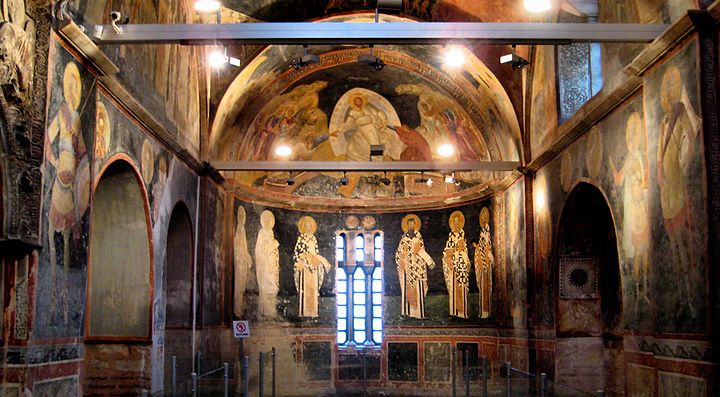 Gli interni della Chiesa di Santa Irene.