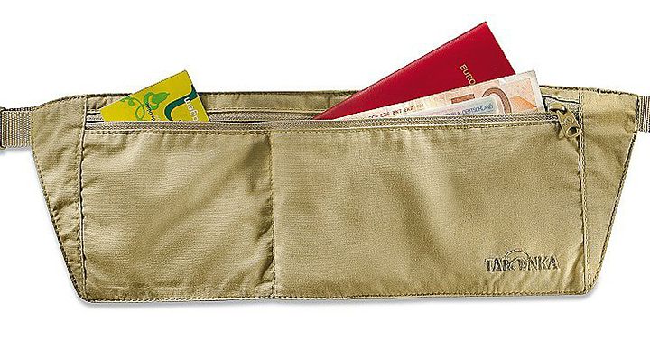 Cintura portasoldi beige con passaporto e soldi all'interno.