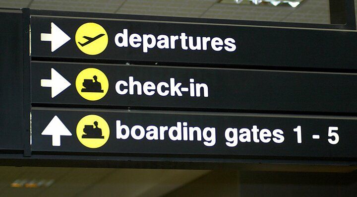 Indicazioni in aeroporto, per partenze, check-in e gates.