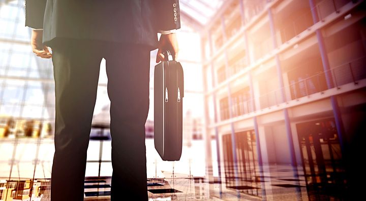 Business man con valigetta 24 ore, in aeroporto.