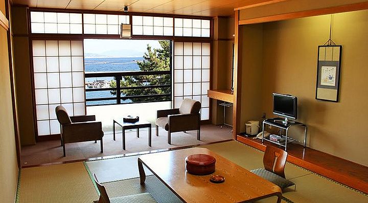 Stanza tradizionale elegante, al Miyajima Seaside Hotel.