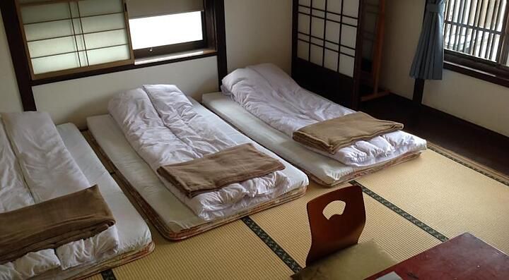 Stanza con tatami e futon al Ryoso Kawaguchi.