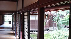 Corridoio e giardino interno alla Villa Seisonkaku.