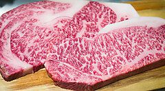 Dettaglio di alcune fette di carne wagyu a 5.