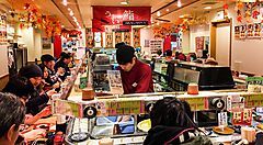 L'interno del ristorante di kaiten sushi Akagakiya, ad Osaka.