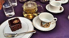 Torta Sacher e tisana alla pasticceria Cova a Tokyo.