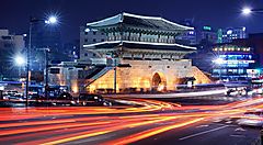 Il Dongdaemun Gate, nel centro di Seoul.